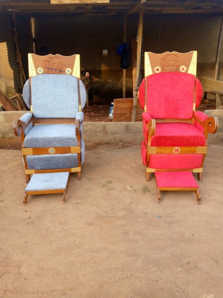 CHAISE ROYALE  AKAN AVEC POSE PIED